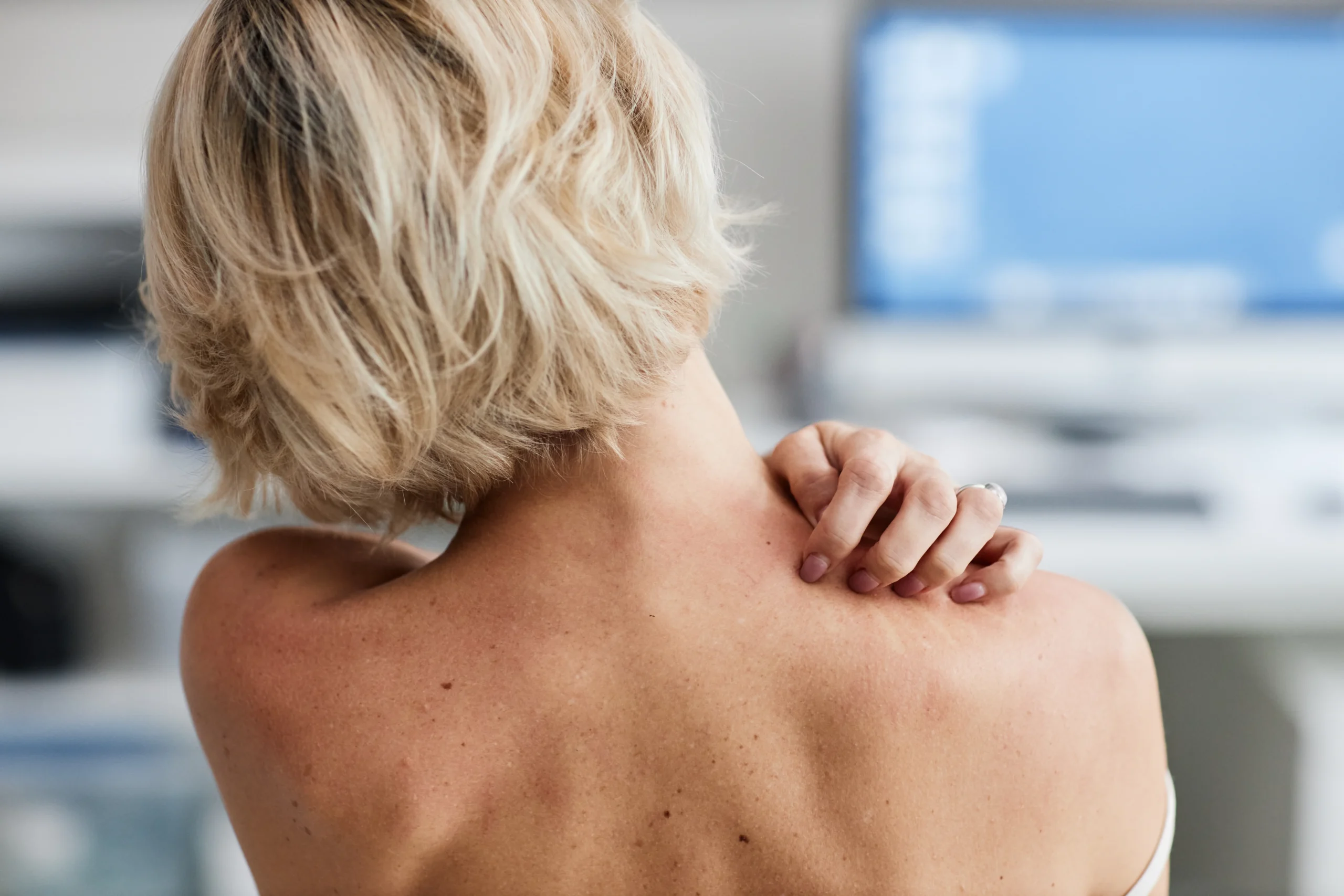 You are currently viewing Why Your Shoulder Hurts at 40: Evidence-Based Charlotte Shoulder Treatment for Women